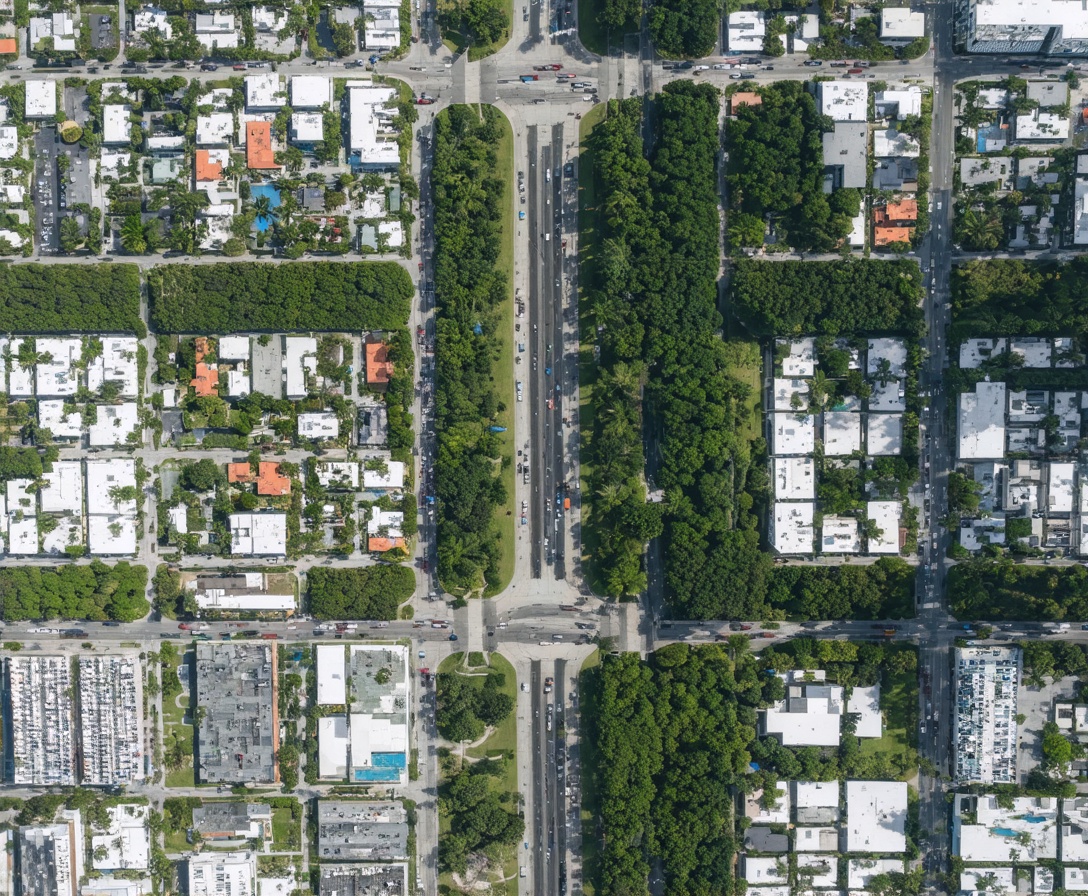 Вид на район Coconut Grove в Майами сверху, показывающий расположение центра